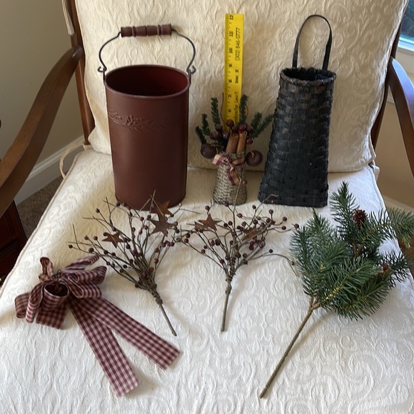 Lot of Country Baskets & Metal Can, rusted metal stars, bells & berries. - Picture 4 of 6